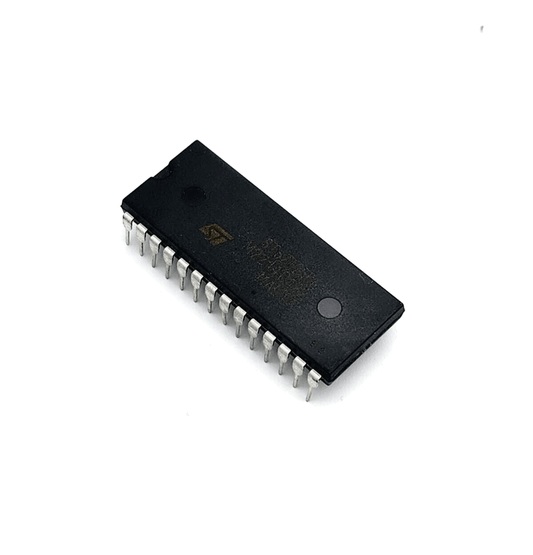 STMicroelectronics ST62T25C6 Integrierte Schaltungen DIP28 with visible pins on white background.