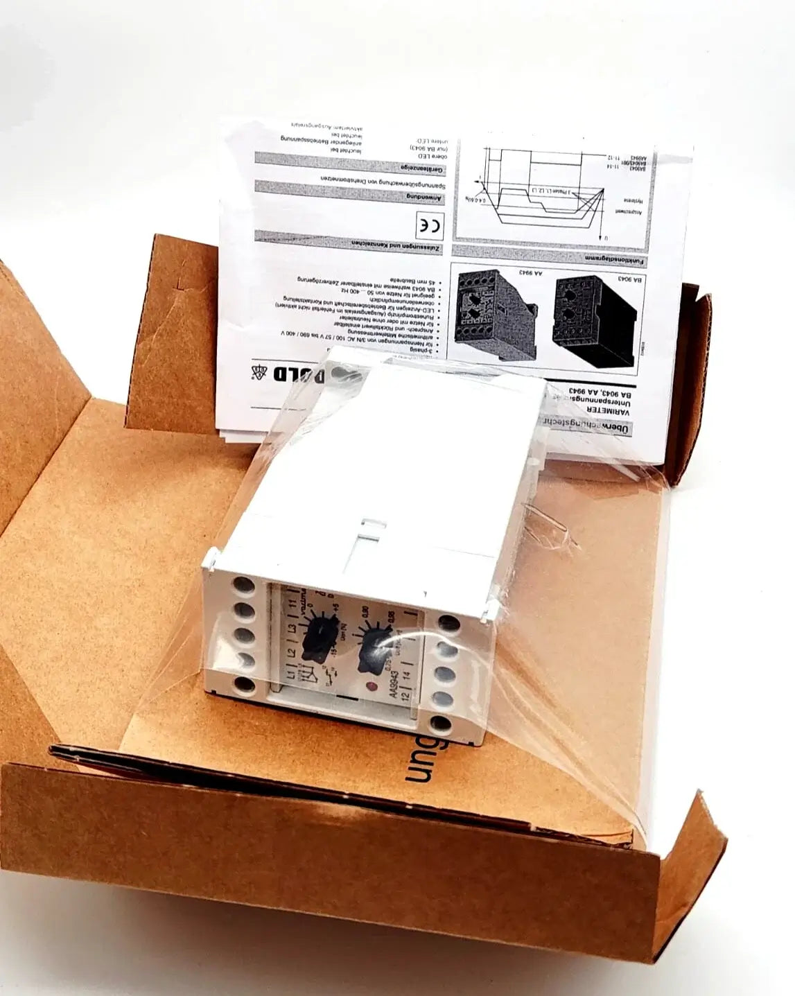 Dold 0027866 AA9943.11 Unterspannungsrelais in packaging with user manual, ready for installation.