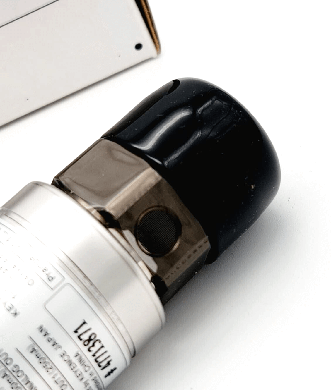 Close-up of Keyence GP-M010 Haupteinheit, overpressure model, 1 MPa rated for gases and liquids, showing detailed components.