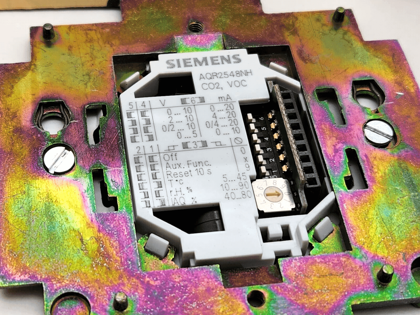 Siemens AQR2548NH module with integrated CO2 and VOC sensors, showing wiring and settings, part number S55720-S151.