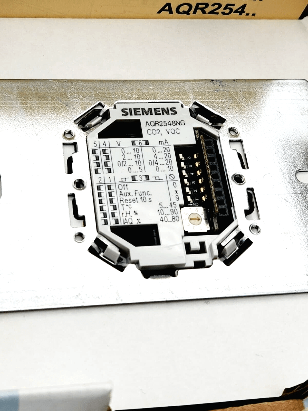 Siemens AQR2548NG base module with integrated VOC and CO2 measurement, model S55720-S154, showing circuit and connectors.