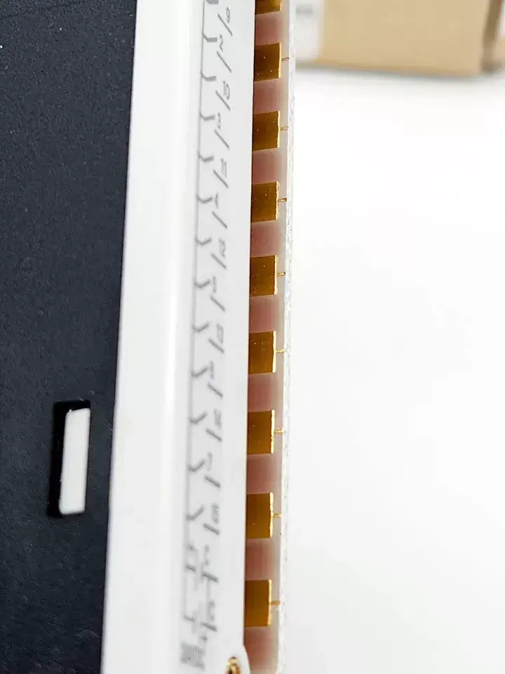 Close-up of Eaton / Moeller XIOC-16DI Digitales Eingangsmodul 16x24VDC terminal connections, highlighting intricate details.