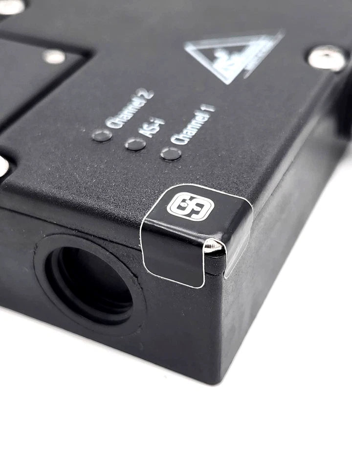 Close-up of Schmersal 101209095 AZM 161 B ST1-AS RP Sicherheitszuhalter in black, showing channels and logo details.