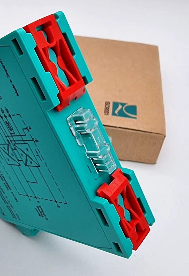 Pepperl+Fuchs 122579 KFD2-CR4-1.2O Transmitterspeisegerät, neu in Originalverpackung, Signaltrenner mit rotem und grünem Gehäuse.