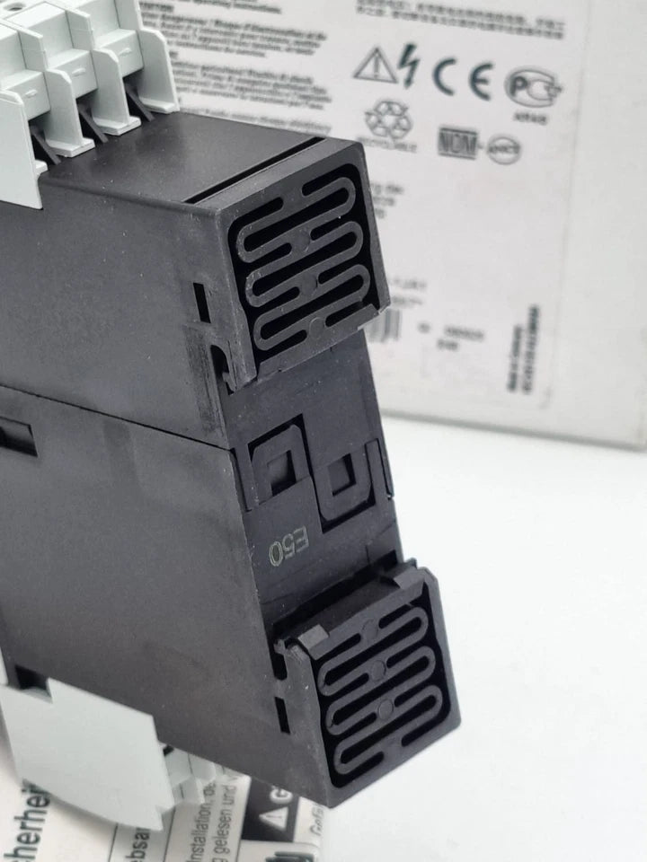Siemens 3TK2841-2BB40 Sicherheitsschaltgerät DC 24 V showcasing black connectors and technical specifications in the background.