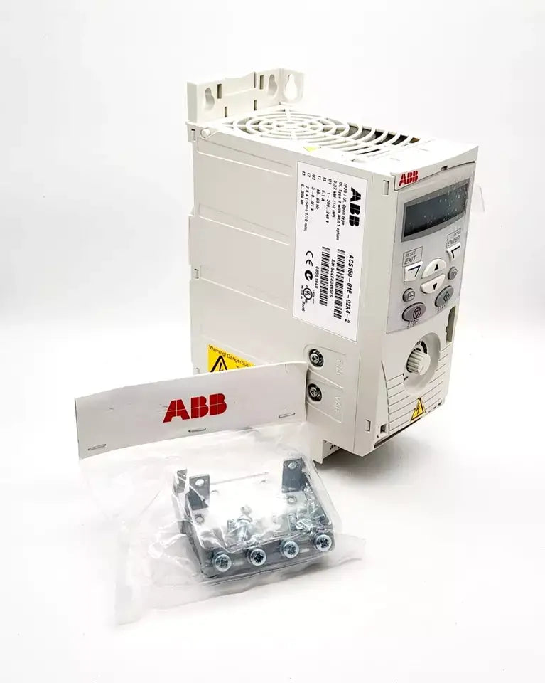 ABB ACS150-01E-02A4-2 Frequenzumrichter 0,37 kW 240 VAC / 2,4 A 500Hz with accessories displayed.