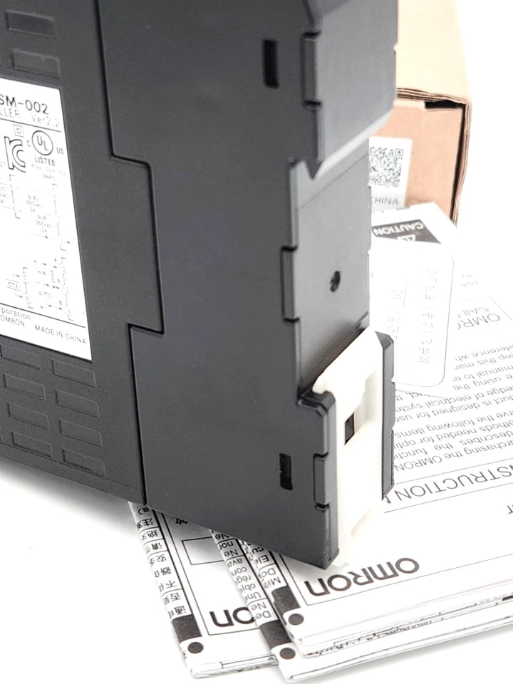 Omron E5DC-RX2DSM-002 Digitaler Temperaturregler 24V AC/DC, Seitenansicht mit Verpackung, Artikelnummer ersichtlich