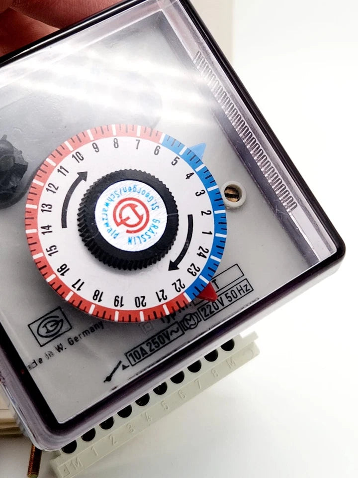 Grässlin Zeitschaltuhr Typ T Tag Ein-Aus-Schalter 220V 50Hz 10A 250V in original packaging showing time settings
