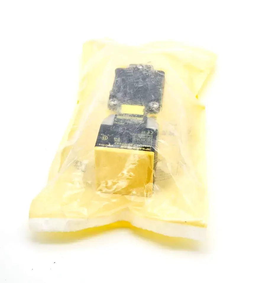 Turck 1540600 Induktiver Sensor NI40U-CP40-VP4X2 in packaging, 40mm range, PBT-GF30-V0 plastic, IP68 rated, shown lying down.