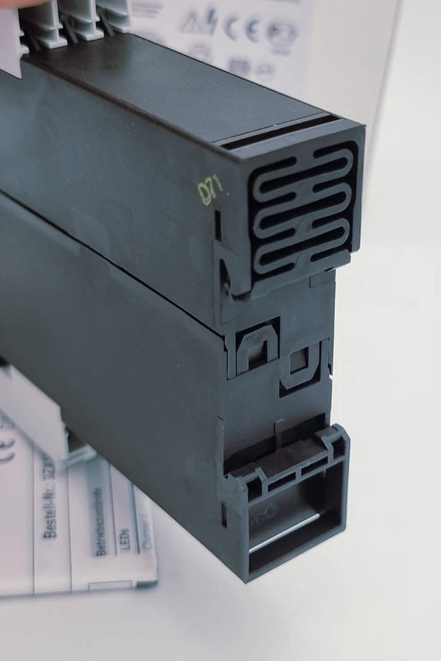 Close-up of Siemens 3TK2830-1AL20 Sicherheitsschaltgerät AC 230 V, showcasing detailed design and connectors.