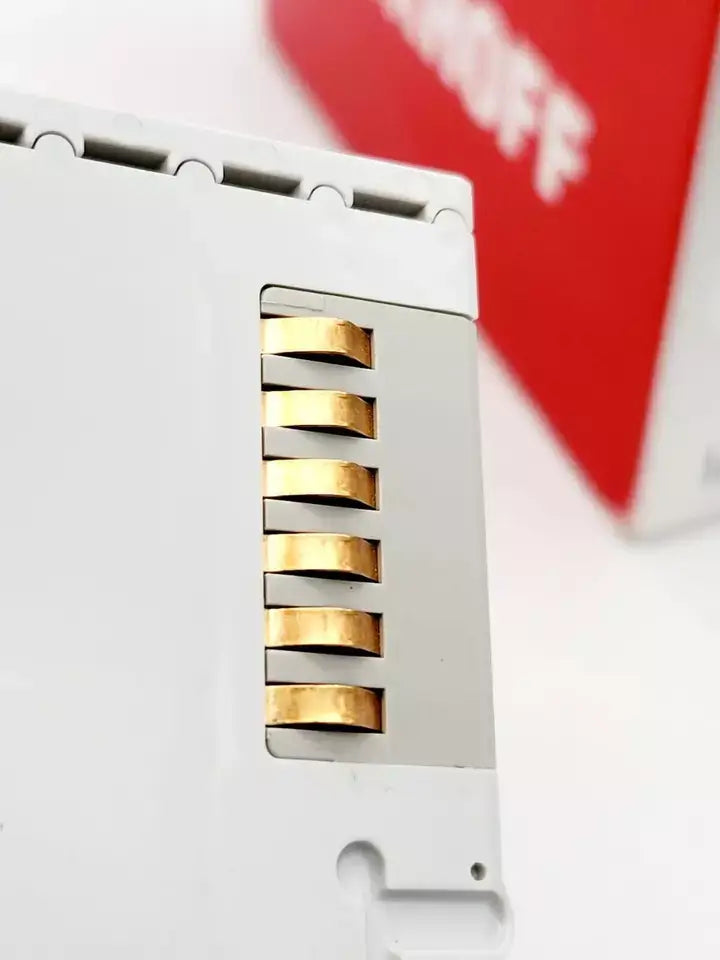 Beckhoff BK5150 – CANopen-Compact-Buskoppler close-up showing connectors and packaging in the background.