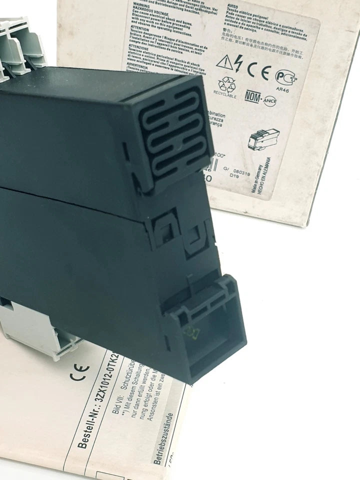 Siemens 3TK2824-1BB40 Sicherheitsschaltgerät DC 24 V in original packaging with technical specifications visible.