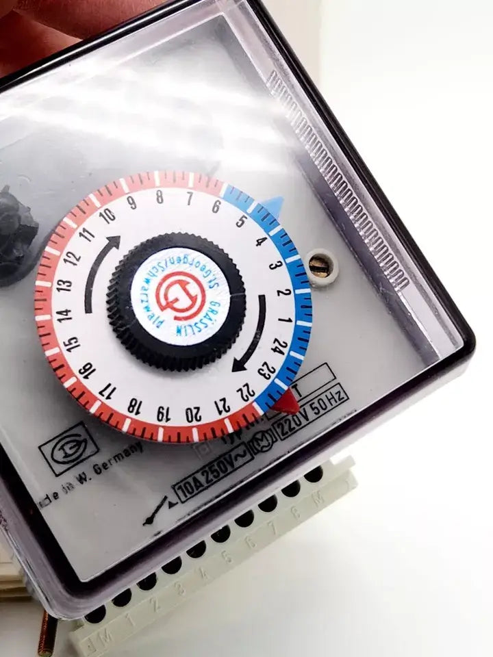 Grässlin Zeitschaltuhr Typ T timer switch, 220V 50Hz, 10A 250V, mechanical time control dial in protective casing.