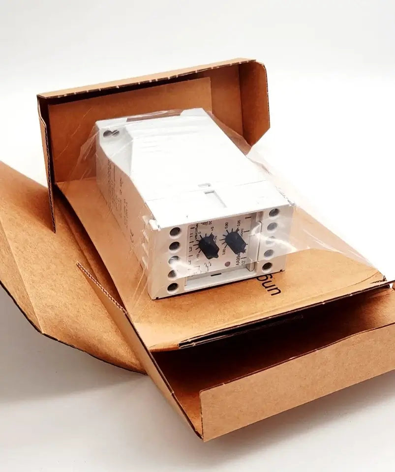 Dold 0027866 AA9943.11 Unterspannungsrelais 3AC 230/400V in original packaging with slight box damage, new and sealed.