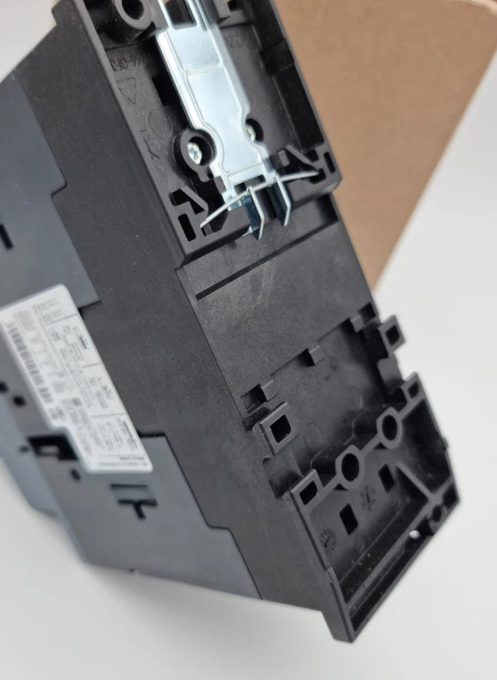Siemens 3RV2031-4WA15 Leistungsschalter 52A in original packaging, top view of electrical component for circuit protection.