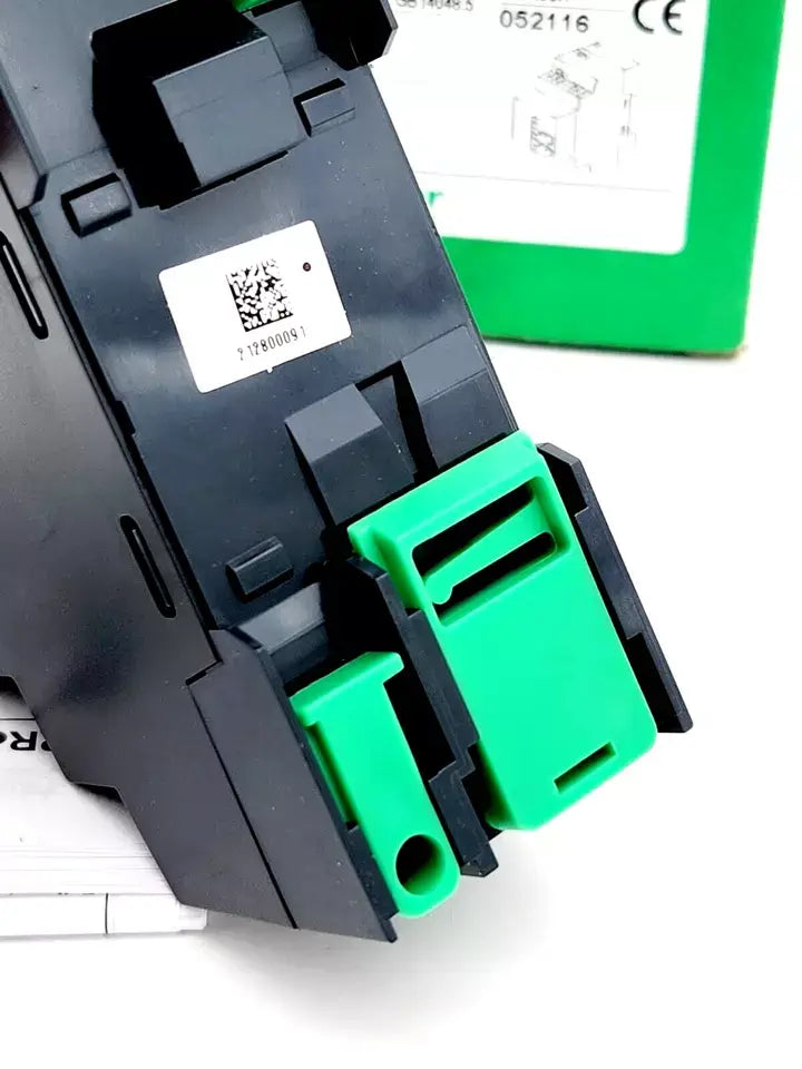 Schneider Electric ZBRRD Programmierbarer Empfänger Harmony 24-240V ACDC, Rückansicht mit Anschlussdetails und grünem Clip