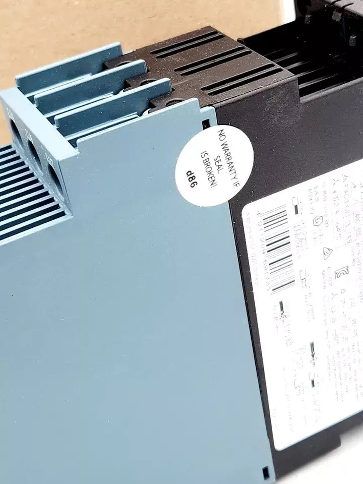 Close-up of Siemens 3RW4027-1BB05 SIRIUS soft starter S0 with integrated bypass and technical label visible.