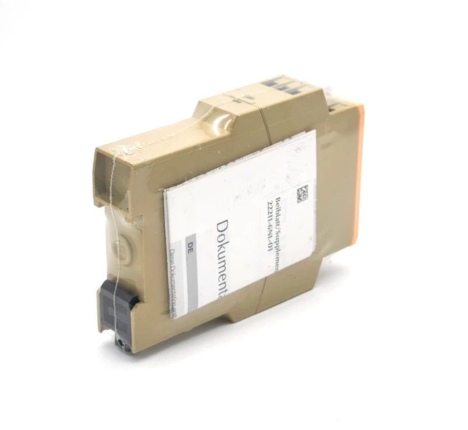 Pilz 774300 PNOZ X1 Sicherheitsschaltgerät 24VAC/DC 3n/o 1n/c | sealed, new, original packaging, angled view