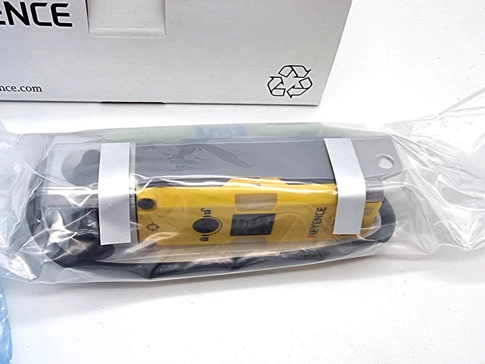 Keyence GS-51PC Sicherheitsschalter | sealed in packaging, new and original, shown next to box and sealed accessories.