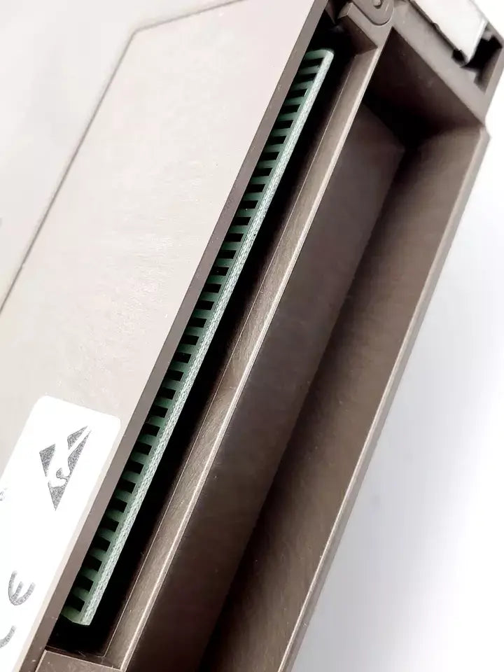 Close-up of Siemens 6ES5470-7LA12 SIMATIC S5 Analogausgabe 470 Floating E-Stand: 07 module showing details.