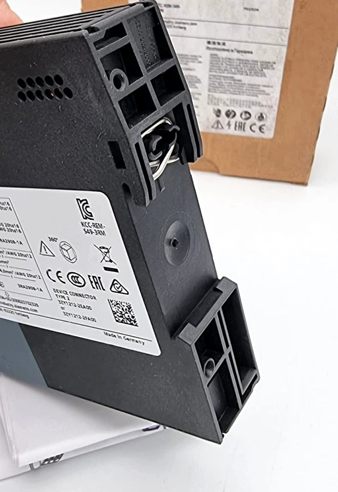 Siemens 3RM1002-2AA04 Direktstarter 0,4-2,0A 24V PUSH-IN, close-up of product label and casing in original packaging.