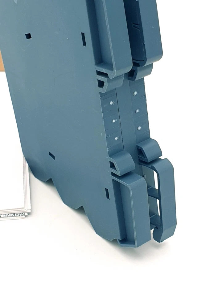 Close-up of Siemens 3RS7006-1FE00 Trennwandler AC/DC 24 V, 3-Wege-Trennung Eingang: 0-60 mV connector