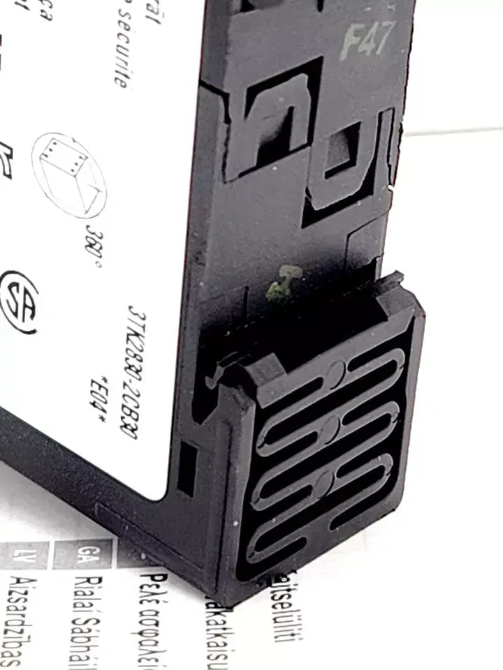 Close-up of Siemens 3TK2830-2CB30 Sicherheitsschaltgerät mit Relais-Freigabekreisen (FK), showing connector and model details.