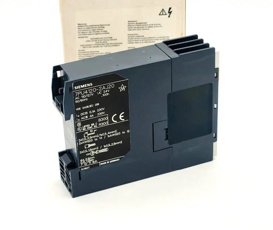 Siemens 7PU4120-2AJ20 Überwachungsrelais Interface-Relais, new in original packaging, model 7PU4120-2AJ20 with DPDT contacts.