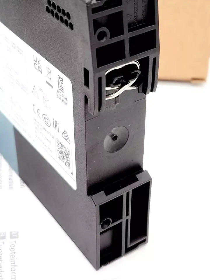 Close-up of Siemens 3RM1002-1AA04 Direktstarter 3RM1, showing screw terminal connections and product specifications label.