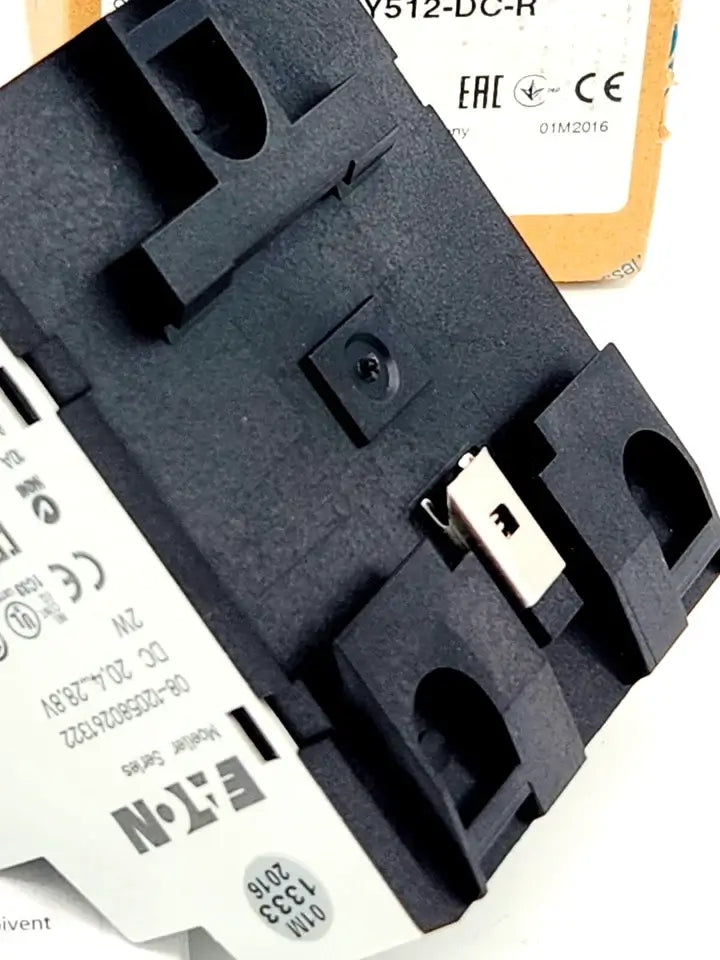 Eaton Moeller EASY512-DC-R compact control relay 24V DC model 274108, featuring 8 digital inputs and 4 relay outputs.