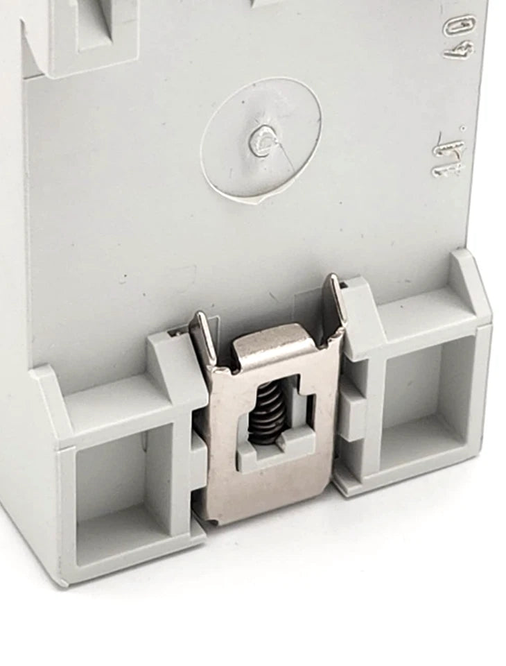 ABB 1SVR450331R0000 CM-LWN Motorlastwächter 220–240 V AC - view of protective relay casing and connectors