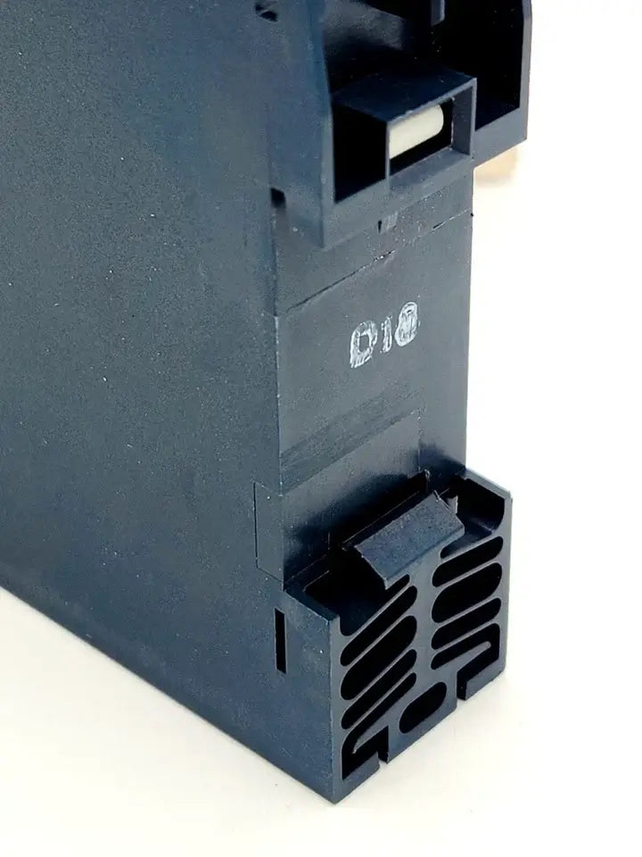 Siemens 7PU4120-2AJ20 Überwachungsrelais, interface relay with screw terminals, close-up view.