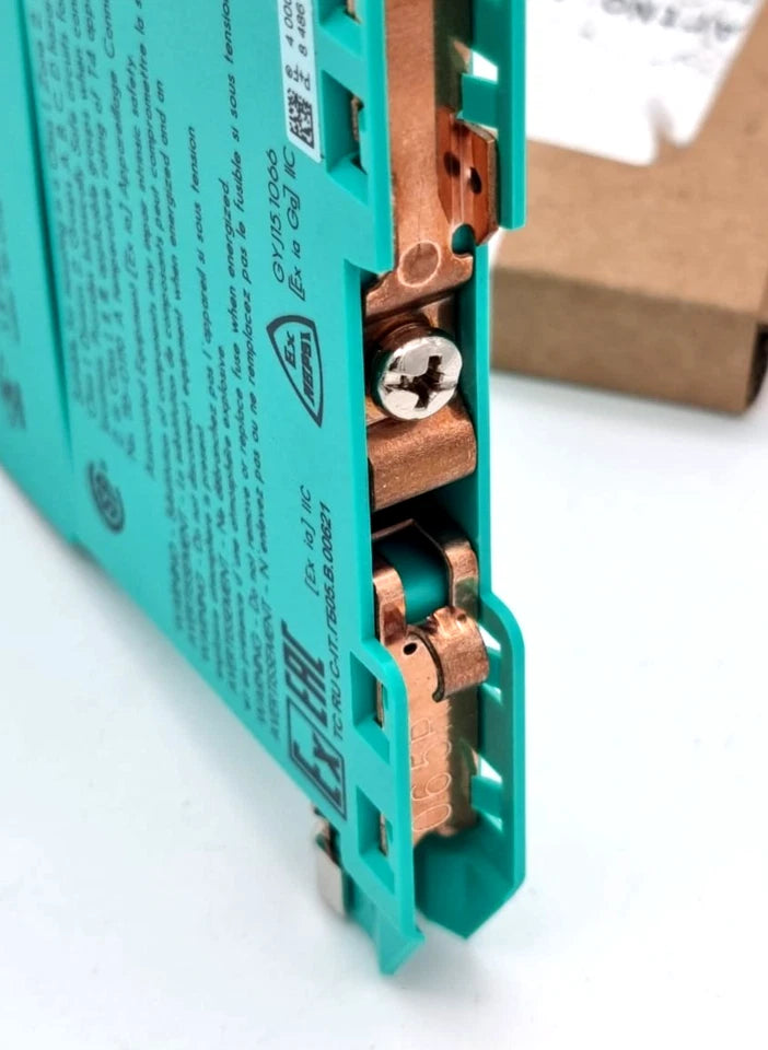 Close-up of Pepperl+Fuchs 072178 Z787.F 2-kanalig Zenerbarriere with copper components and original packaging.