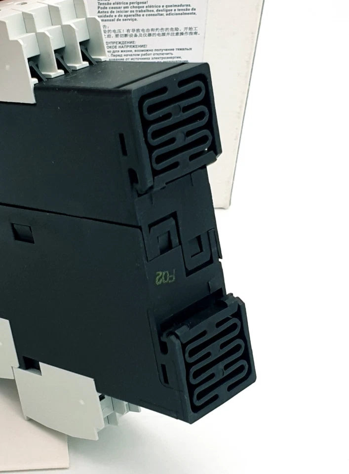 Siemens 3RP1505-2RW30 Zeitrelais Multifunktion 2 Wechsler 8 Funktionen, new and original packaging.