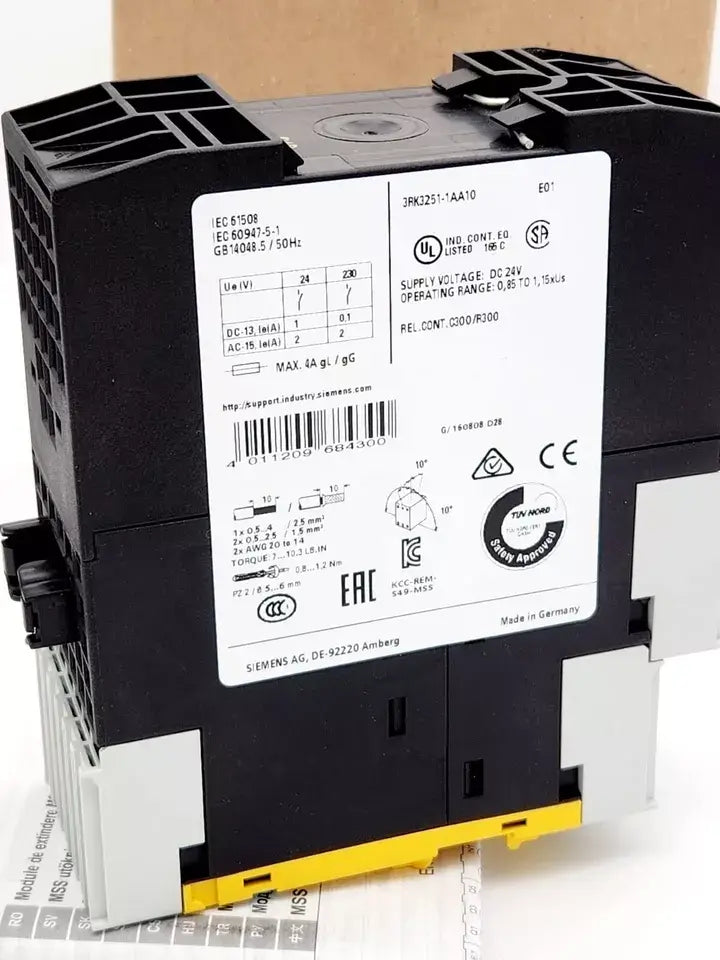 Siemens 3RK3251-1AA10 SIRIUS Erweiterungsmodul 3RK32, black safety module with label showing specifications, 24V DC, max 2A output.