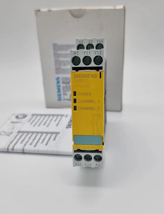 Siemens 3TK2824-1AJ20 SIRIUS Sicherheitsschaltgerät AC 115 V, originalverpackt, gezeigt vor der Verpackung