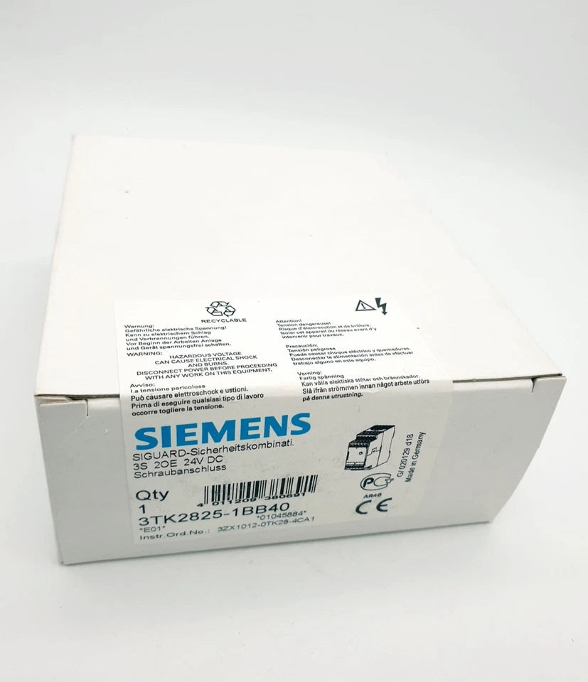 Product packaging of Siemens 3TK2825-1BB40 SIRIUS Sicherheitsschaltgerät | sealed, showing label details on a white box.