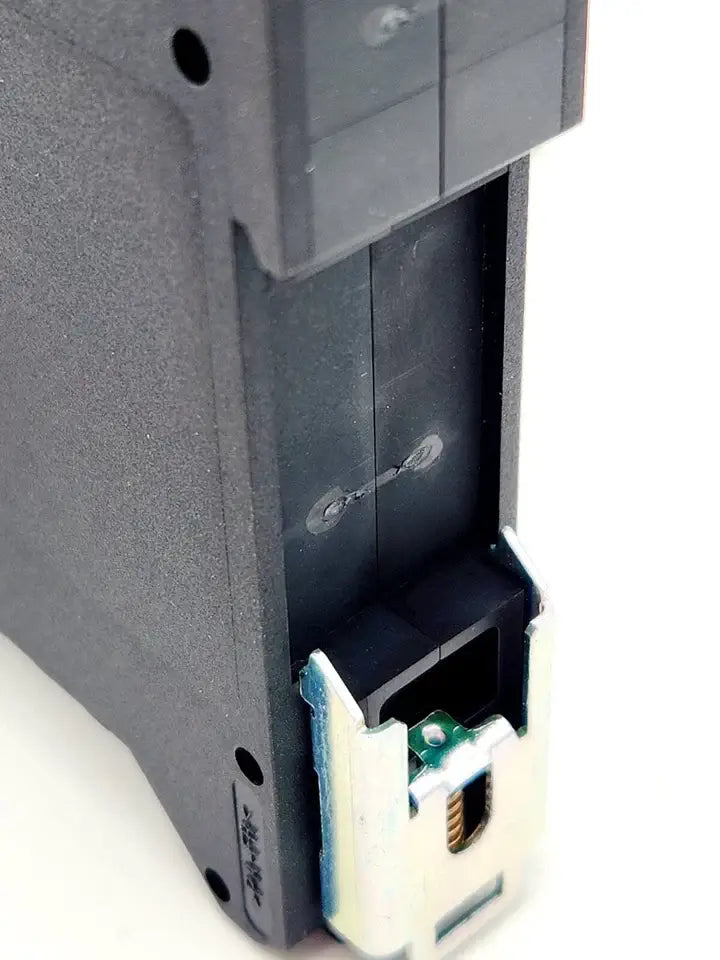 Close-up of Schneider Electric Preventa XPSBCE3710P Sicherheitsbaustein 230VAC 2S 1Ö, showing part of the device's external design.