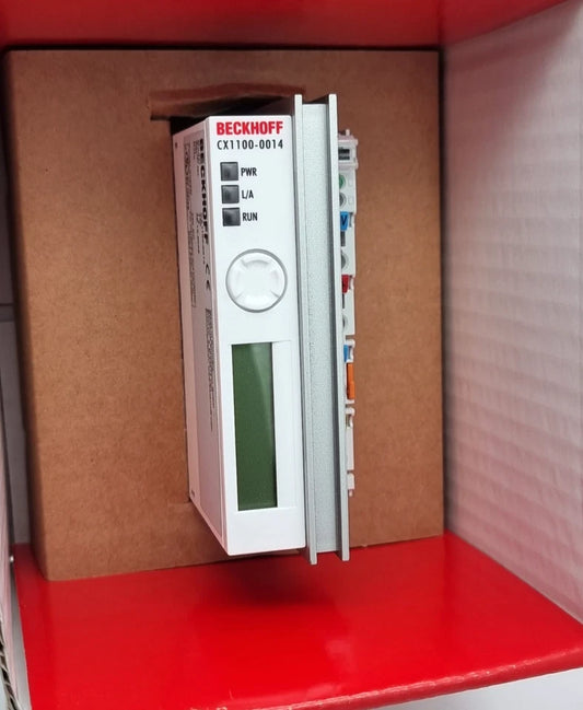 Beckhoff CX1100-0014 Netzteile und I/O-Schnittstellen für CX1030, neu und originalverpackt in einer Box, auf rotem Hintergrund