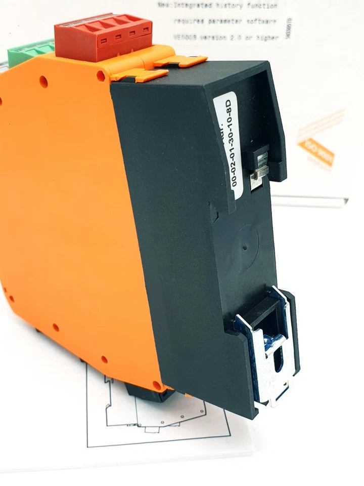 ifm VSE001 Diagnoseelektronik für Schwingungs-Sensoren in original packaging, orange casing, 4-channel IEPE input, 18–30 V DC.