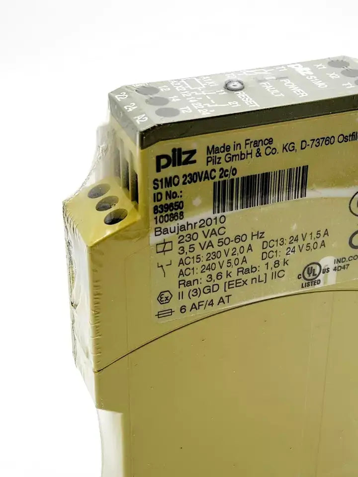 Close-up of Pilz 839650 S1MO Temperaturüberwachungsrelais 230VAC 2c/o | sealed, showing technical specifications and packaging details.