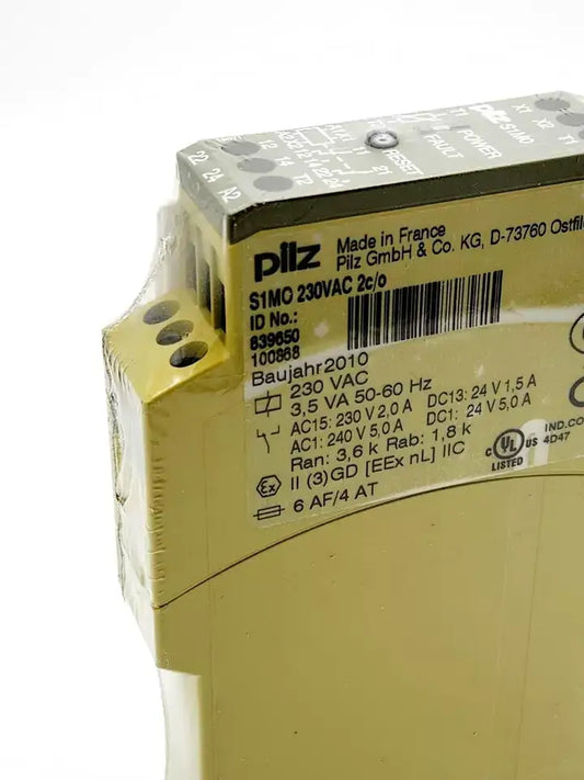 Close-up of Pilz 839650 S1MO Temperaturüberwachungsrelais 230VAC 2c/o | sealed, showing technical specifications and packaging details.