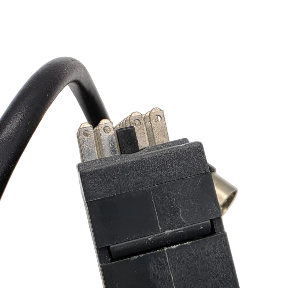 MU-PS3 ist ein Messumformer zur Verarbeitung von Temperaturfühlern und analogen Signalen. Das Gerät verfügt über Anschlüsse für verschiedene Temperatursensoren, einen Analogausgang sowie einen externen Analogeingang.

