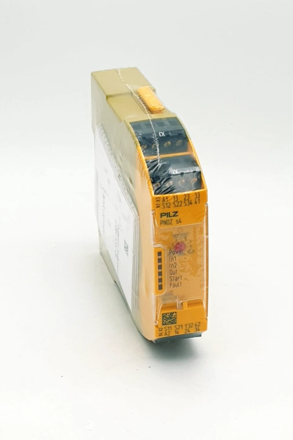 Image of Pilz 750104 PNOZ s4 Sicherheitsschaltgerät 4VDC 3 n/o 1 n/c | sealed, showing packaged safety relay device.