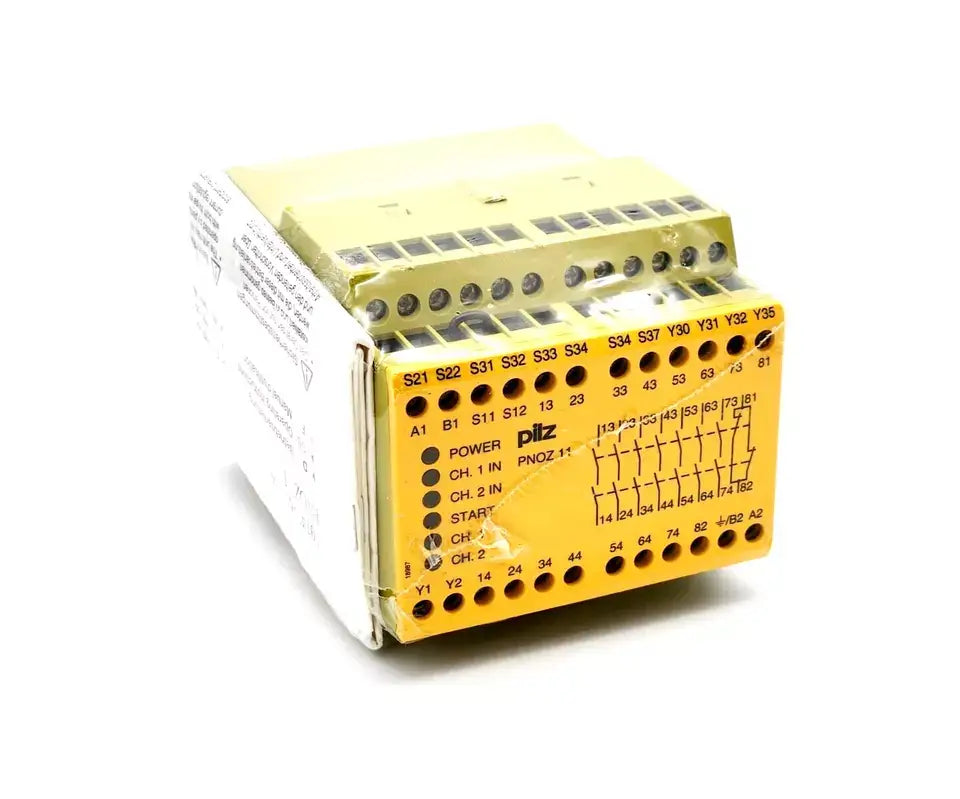 Pilz 774080 PNOZ 11 Sicherheitsschaltgerät (standalone) 24VAC 24VDC 7n/o 1n/c, safety relay with yellow casing, close-up view