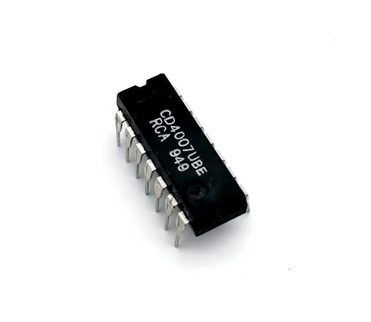 RCA CD4007UBE Integrierte Schaltungen IC DIP14 integrated circuit chip with black body and multiple pins.