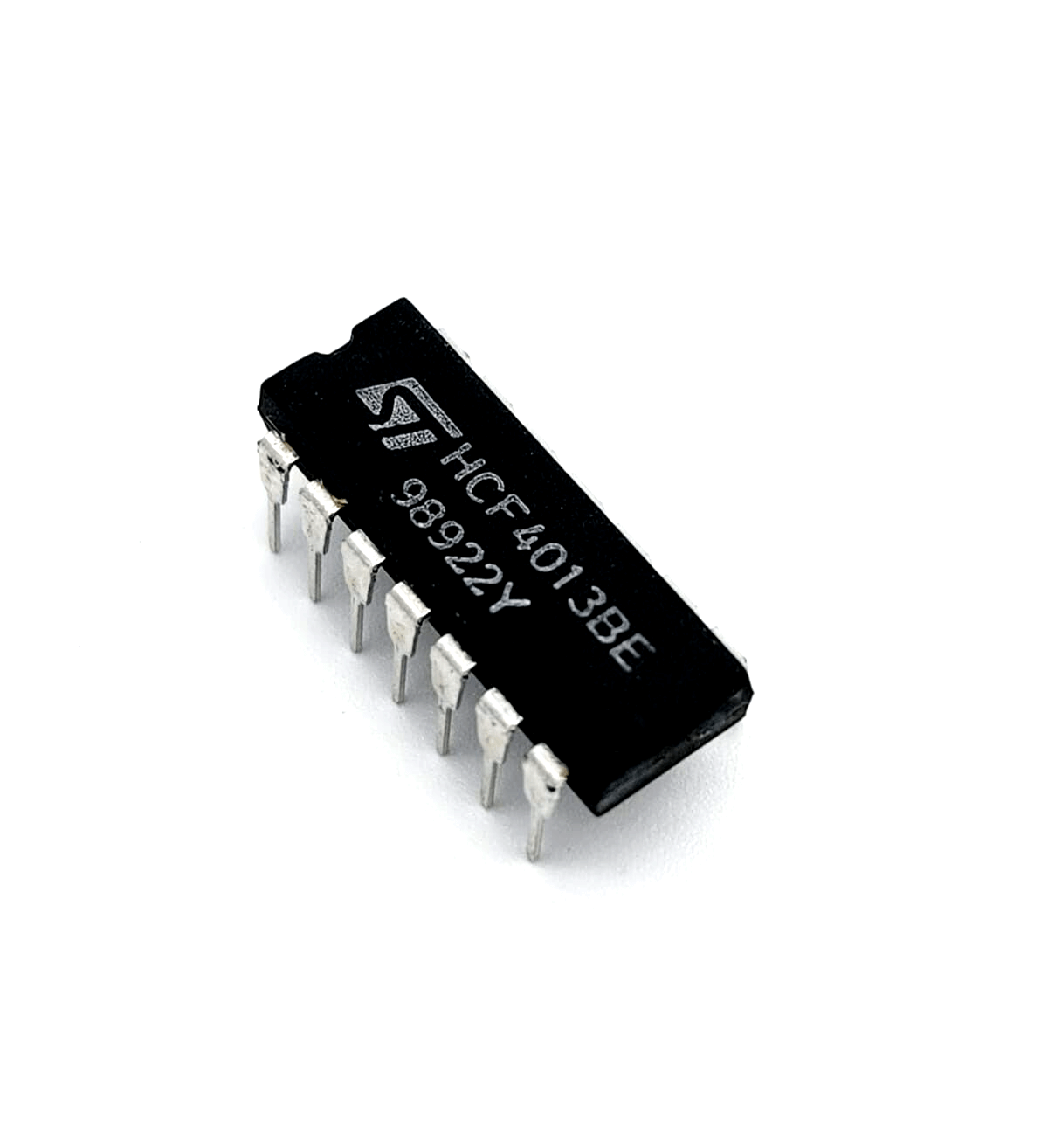 STMicroelectronics HCF4013BE Integrierte Schaltungen IC DIP14, black IC chip with white text markings on surface