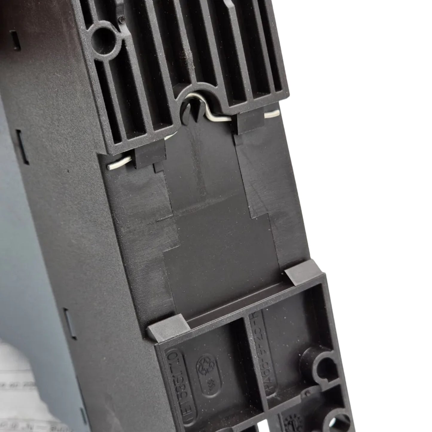 Siemens SIRIUS Sanftstarter 3RW4024-1BB05 ist eine kompakte und zuverlässige Lösung zum sanften Starten und Stoppen von Drehstrommotoren.