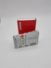 Beckhoff EL1014 EtherCAT-Klemme 4-Kanal-Digital-Eingang 24 V DC 10 µs, originalverpackt vor rotem Hintergrund.
