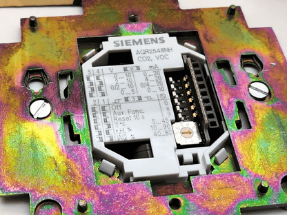 Siemens AQR2548NH module with integrated CO2 and VOC sensors, showing wiring and settings, part number S55720-S151.
